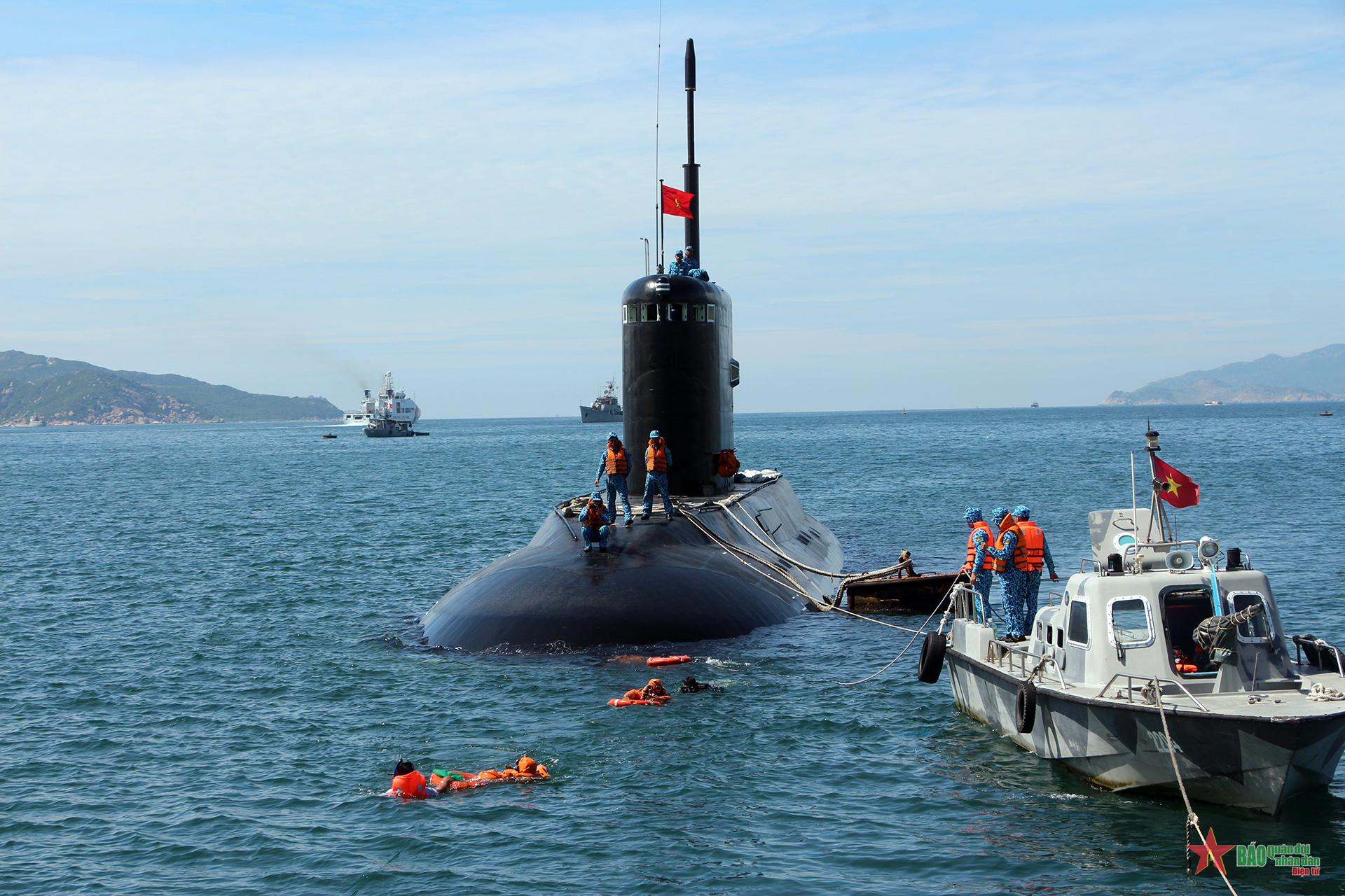 Huấn luyện thoát hiểm khi tàu ngầm gặp sự cố